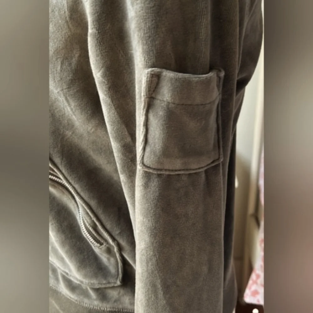 Banana Republic velour olive green hoodie with zipper pockets in size M - Picture 6 of 9